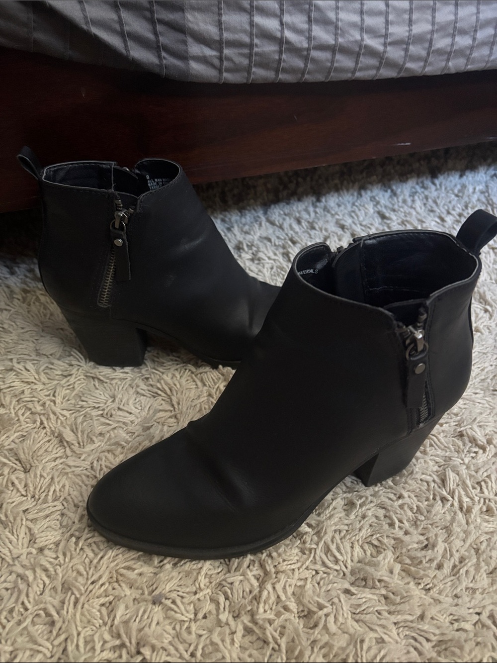 Classic Black Women’s Ankle Boots - Sleek Side-Zip Design - Picture 4 of 9